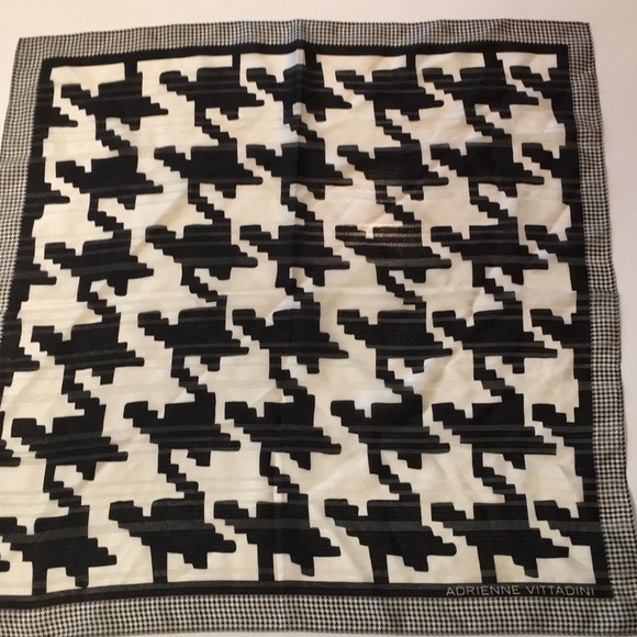 4 designer silk scarves - Picture 7 of 8